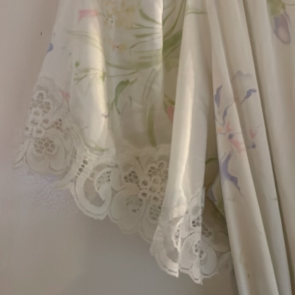 Beautiful off white silky style long robe floral print - Picture 4 of 8